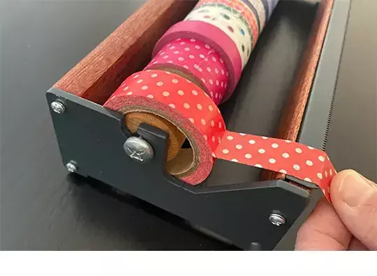 gbc Nastro Adesivo Decorativo MulticoloreOndulato, G Nastro in carta di riso, Adesivo atossico specifico per bambini a base dacqua. Rimovibile senza lasciare residui, riposizionabile. Disponibile in 35 varianti. Misure: 15mm x 10metri. MADE IN GERMANY.