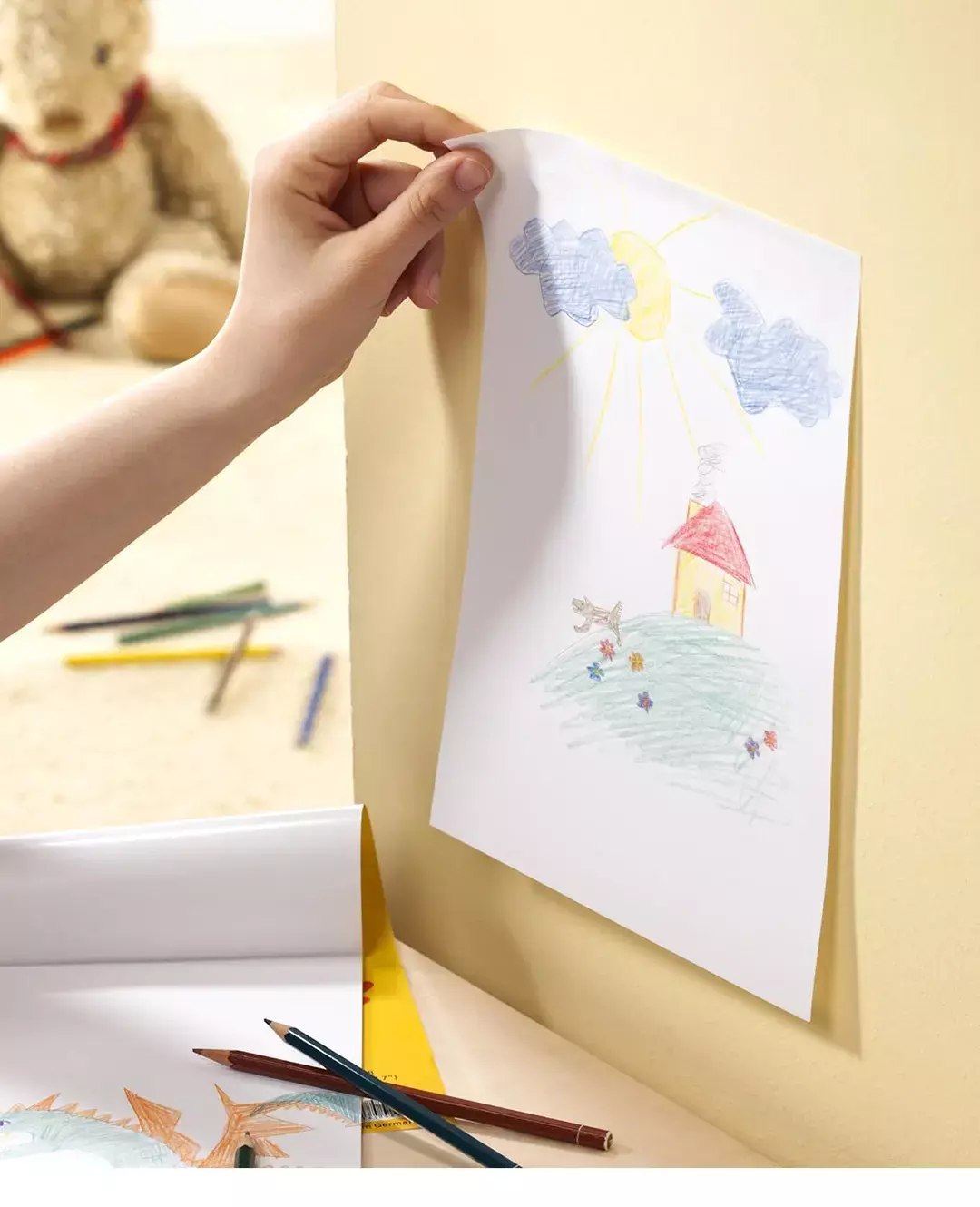 gbc Blocco Fogli Adesivo Removibile, A4 Blocco Fogli con lembo Autoadesivo Removibile alto 210x40mm. Attacca su tutte le superfici. Adesivo atossico removibile a basa acqua specifico per bambini.  MADE IN GERMANY.