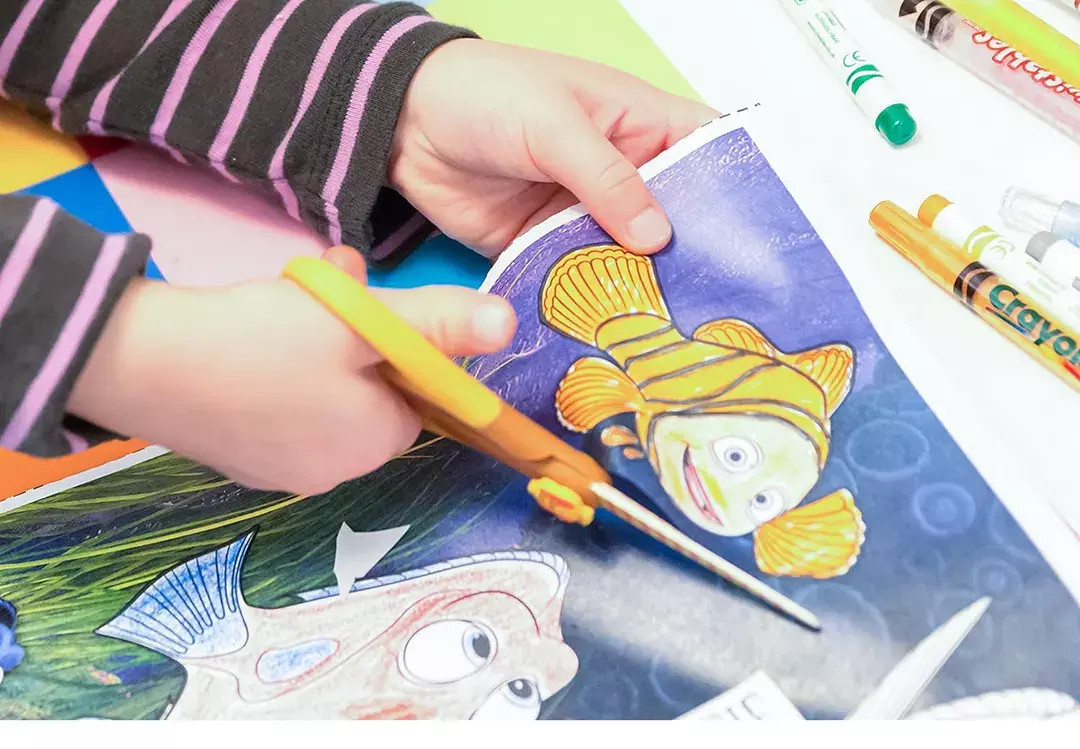 gbc RotoloDisegno BannerDORY Disney, 300mmX4,2m Rotolo Autoadesivo in Carta Removibile alto 30cm e lungo 4,20 metri da colorare e-o ritagliare. Adesivo atossico specifico per bambini a base acqua. Personaggio di Walt Disney. Adatto a bambini dopo i 3 anni. MADE IN GERMANY.