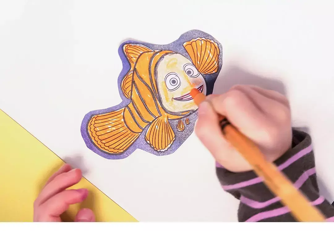 gbc RotoloDisegno BannerDORY Disney, 300mmX4,2m Rotolo Autoadesivo in Carta Removibile alto 30cm e lungo 4,20 metri da colorare e-o ritagliare. Adesivo atossico specifico per bambini a base acqua. Personaggio di Walt Disney. Adatto a bambini dopo i 3 anni. MADE IN GERMANY.