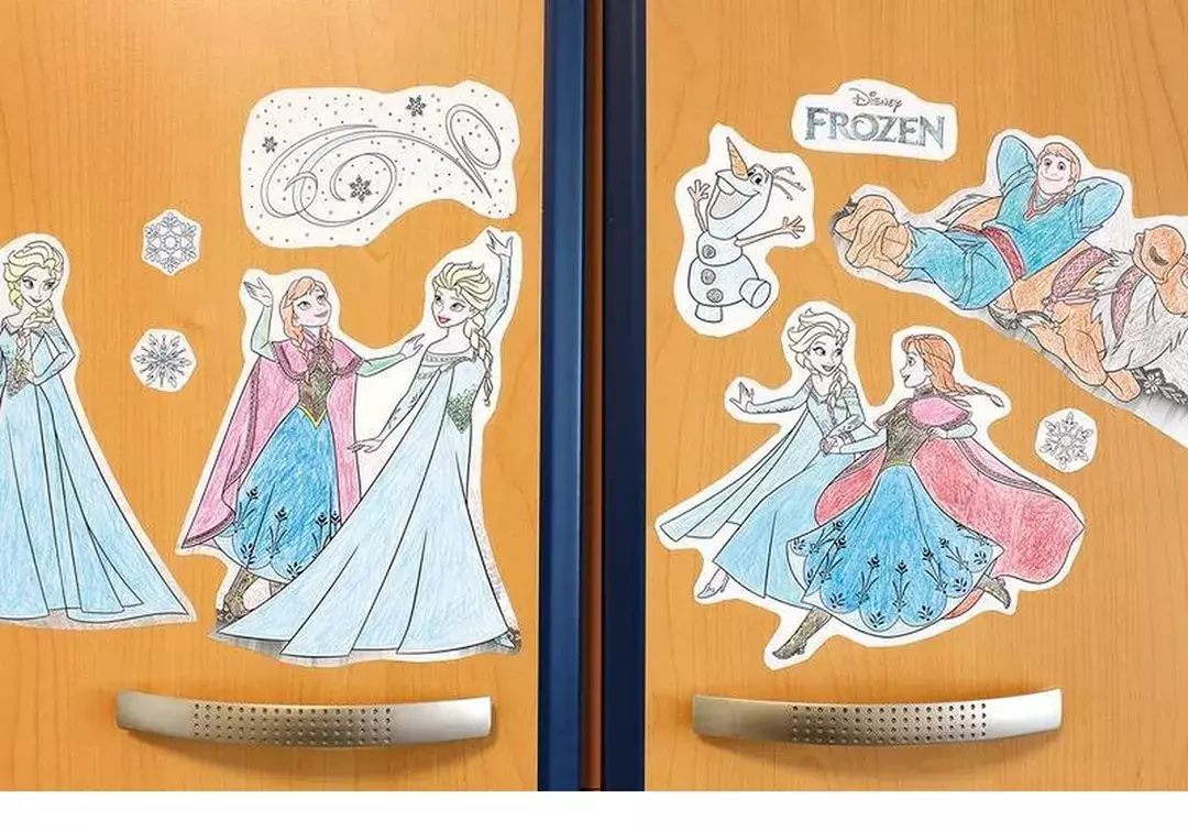 gbc RotoloDisegno BannerFROZEN Disney, 300mmX3,2m Rotolo Autoadesivo in Carta Removibile alto 30cm e lungo 3,20 metri da colorare e-o ritagliare. Adesivo atossico specifico per bambini a base acqua. Personaggio di Walt Disney. Adatto a bambini dopo i 3 anni. MADE IN GERMANY.