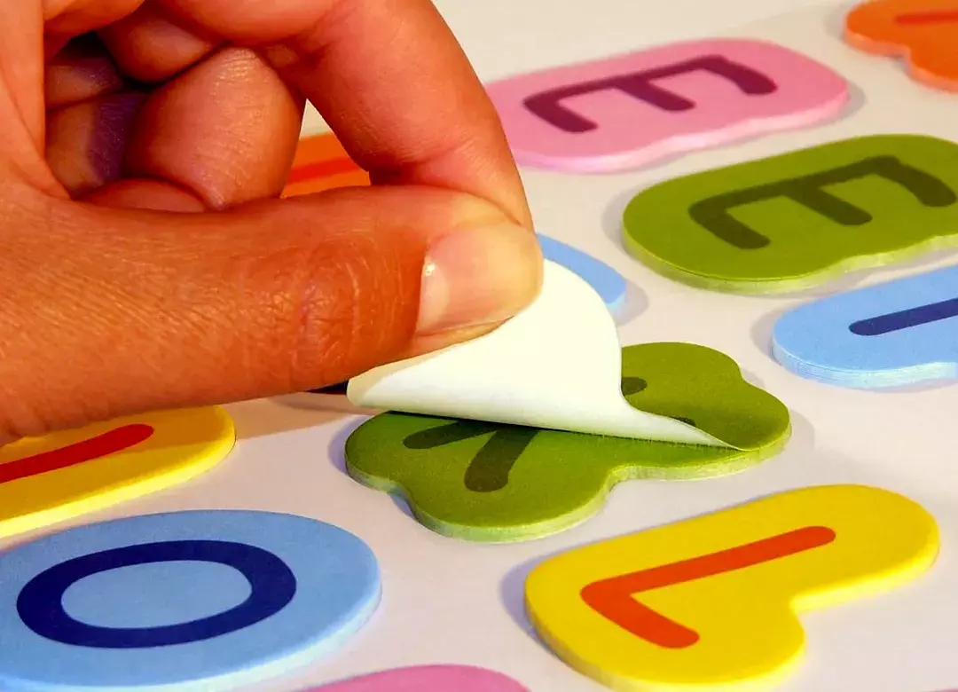 LettereAlfabeto suFogliettiAdesiviRemovibilli, 35x45mm, Multicolore Glb871508