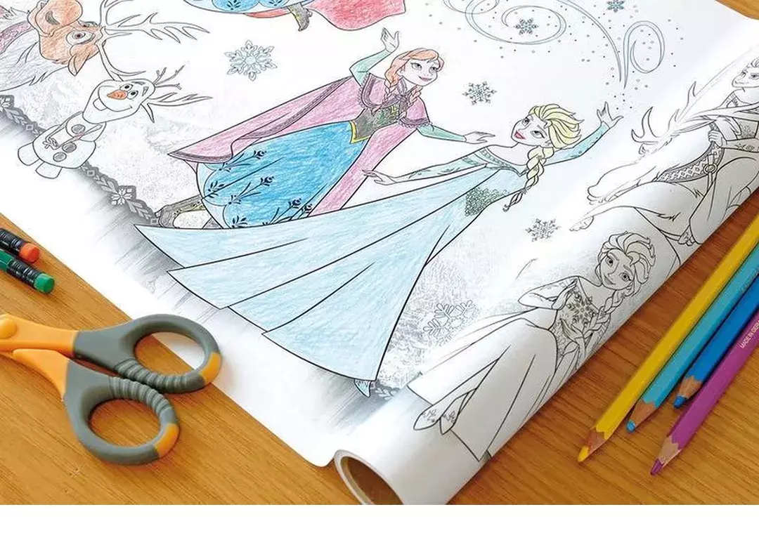 gbc RotoloDisegno BannerFROZEN Disney, 300mmX3,2m Rotolo Autoadesivo in Carta Removibile alto 30cm e lungo 3,20 metri da colorare e-o ritagliare. Adesivo atossico specifico per bambini a base acqua. Personaggio di Walt Disney. Adatto a bambini dopo i 3 anni. MADE IN GERMANY.