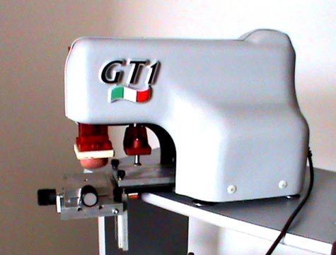 gbc Macchina Tampografica elettrica GT1 completa di banco croce per spostamenti X-Y-Z millimetrici. Calamaio ermetico da 60mm. Area stampabile fino a mm40x50. Stampa 800 pezzi-ora. .