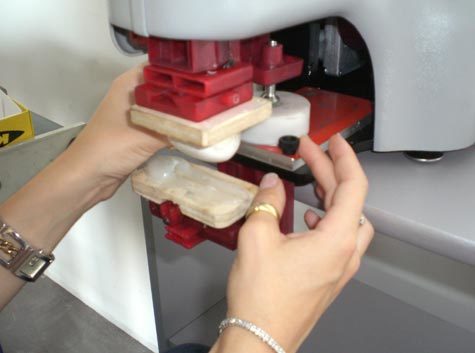 gbc Macchina Tampografica elettrica GT1 completa di banco croce per spostamenti X-Y-Z millimetrici. Calamaio ermetico da 60mm. Area stampabile fino a mm40x50. Stampa 800 pezzi-ora. .