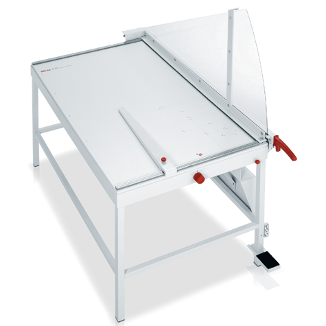 gbc Taglierina Ghigliottina Ideal 1110, 75� luce di taglio 1100m, pressinio a pedale, piano di lavoro 760x1100mm. taglia fino a 20 fogli, tavolo compreso. fornita di lama a 75� adatta per il taglio del cartone. Made in Germany.