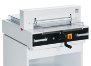 gbc Tagliarisme elettrica IDEAL 4350. Made in Germany luce di taglio 430 mm, pressino automatico, profondit del tavolo 435 mm, avanzamento elettromeccanico. Taglio sequenziale 35 mm. piano di lavoro 355x640x870. taglia fino a 40 mm. Alimentazione: 230V/50Hz/0.45kW. Tavolo opzionale..