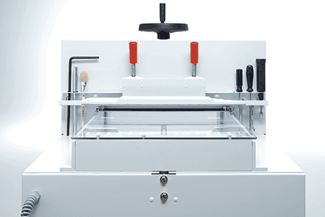 gbc Tagliarisme elettrica IDEAL 4815. Made in Germany luce di taglio 475 mm, pressino a manopola girevole, profondit del tavolo 458 mm, avanzamento elettromeccanico. Taglio sequenziale 30 mm. piano di lavoro 1410x762x1053. taglia fino a 80 mm. Alimentazione: 230V-50Hz-1.1kW..