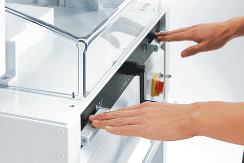 gbc Tagliarisme elettrica IDEAL 4850. Made in Germany luce di taglio 475 mm, pressino automatico, profondit del tavolo 458 mm, avanzamento elettromeccanico. Taglio sequenziale 30 mm. piano di lavoro 1296x762x1053. taglia fino a 80 mm. Alimentazione: 230V-50Hz-1.42kW..