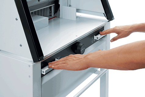 gbc Tagliarisme elettrica IDEAL 4860. Made in Germany luce di taglio 475 mm, pressino automatico, profondit del tavolo 450 mm, avanzamento elettromeccanico. Taglio sequenziale 35 mm. piano di lavoro 1296x762x988. taglia fino a 80 mm. Alimentazione: 230V-50Hz-1.42kW..