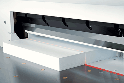 gbc Tagliarisme elettrica IDEAL 5560. Made in Germany luce di taglio 550 mm, pressino idraulico (press. min.200 daN, max.1100daN), profondit del tavolo 570 mm, avanzamento idraulico. Taglio sequenziale 32-60 mm. piano di lavoro 1370x1070x1400. taglia fino a 95-92 mm. Alimentazione: 230V-50Hz-1.5kW..