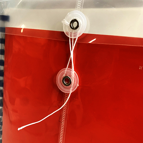 legatoria Busta sacco soffietto lacciuolo A4  A soffietto, in polipropilene trasparente NEUTRO. Dotata di un efficiente sistema si chiusura a LACCIO. Contiene fino a 400 fogli A4. Soffietto da 3cm. 43-09L.