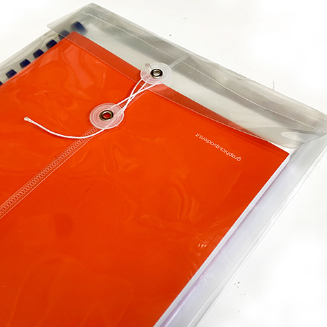 legatoria Busta sacco soffietto lacciuolo A4  A soffietto, in polipropilene trasparente NEUTRO. Dotata di un efficiente sistema si chiusura a LACCIO. Contiene fino a 400 fogli A4. Soffietto da 3cm. 43-09L.