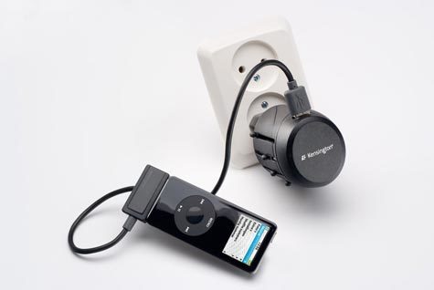 acco Travel Plug Adapter USB Charger     Adattatore di corrente universale compatto CA e USB. Può essere utilizzato in più di 150 paesi. Trasforma il voltaggio per i dispositivi USB. Ideale per ricaricare telefoni cellulari, PDA, computer notebook, etc..