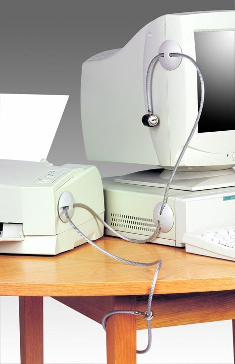 acco Sistema di sicurezza Desktop Microsaver con 3 piastre Impedisce il furto dei computer da scrivania (monitor, stampanti, CPU o altre periferiche). Si fissano le piastre agli elementi (fino a 3) con adesivo industriale ad alta tenuta (340 Kg di trazione!).