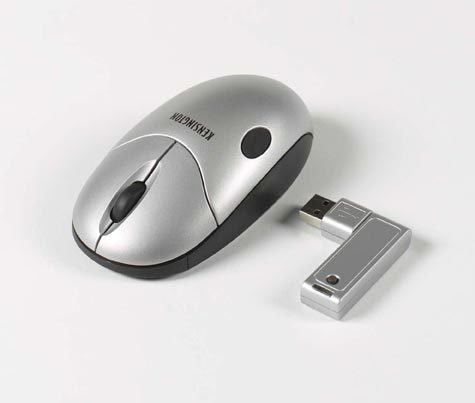 acco Mouse Pocket Pro wireless Mouse ottico (800 dpi), senza fili a radiofrequenza (27 MHz). Quando non utilizzato il ricevitore USB si custodisce all'interno della scocca del mouse. Pi di 1024 frequenze radio. 2 pulsanti + scrolling. Propriet Plug & Play. 176-04.