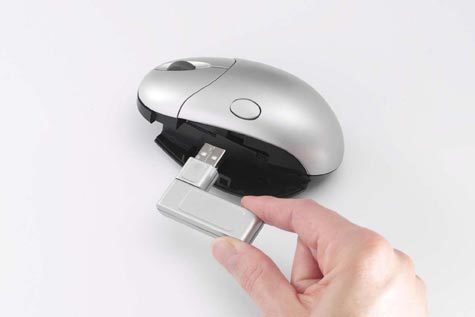 acco Mouse Pocket Pro wireless Mouse ottico (800 dpi), senza fili a radiofrequenza (27 MHz). Quando non utilizzato il ricevitore USB si custodisce all'interno della scocca del mouse. Pi di 1024 frequenze radio. 2 pulsanti + scrolling. Propriet Plug & Play. 176-04.
