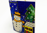 carta Biglietto chiudipacco con filo, PupazzoDiNeve completo di bustina in carta. Formato cm 4,7x6,8cm. Stampa offset su cartoncino bianco liscio. Cordoncino dorato in dotazione all'interno..