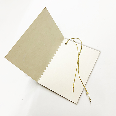 carta Biglietto chiudipacco con filo, BabboNatale completo di bustina in carta. Formato cm 4,7x6,8cm. Stampa offset su cartoncino bianco liscio. Cordoncino dorato in dotazione all'interno..