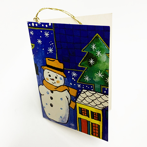 carta Biglietto chiudipacco con filo, PupazzoDiNeve completo di bustina in carta. Formato cm 4,7x6,8cm. Stampa offset su cartoncino bianco liscio. Cordoncino dorato in dotazione all'interno..