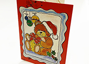 carta Biglietto chiudipacco con filo, Orsacchiotto completo di bustina in carta. Formato cm 4,7x6,8cm. Stampa offset su cartoncino bianco liscio. Cordoncino dorato in dotazione all'interno..