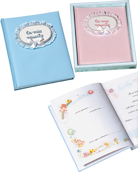 gbc Album foto per NASCITA con 30 fogli in cartoncino+velina. Formato 24x30.5cm Possibilit di inserire foto di vari formati. Copertina ROSA. Rilegatura a libro cartonata rigida con brillantini. Ogni album  inserito in una scatola da regalo.