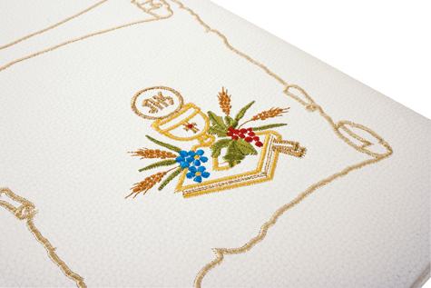 gbc Album foto per COMUNIONE con 30 fogli in cartoncino+velina. Formato 24x30.5cm Possibilit� di inserire foto di vari formati. Rilegatura a libro cartonata rigida in ecopelle ricamata.