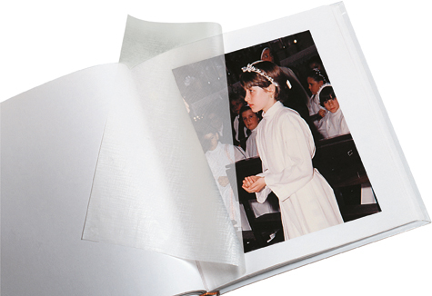 gbc Album foto per COMUNIONE con 30 fogli in cartoncino+velina. Formato 24x30.5cm Possibilit� di inserire foto di vari formati. Rilegatura a libro cartonata rigida in ecopelle ricamata.