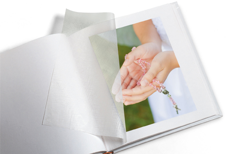 gbc Album foto per COMUNIONE con 30 fogli in cartoncino+velina. Formato 24x30.5cm Possibilit� di inserire foto di vari formati. Rilegatura a libro cartonata rigida con plastificatura telata. Ogni album � inserito in una scatola da regalo.