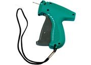 gbc Pistola sparafili AVERY DENNISON completa di ago. Gli aghi Avery Dennison sono fabbricati con punta arrotondata, profilo liscio e preciso per prevenire il rischio di smagliature. Possono essere utilizzati in tutta sicurezza su tessuti ad uso generico.