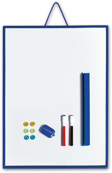 gbc Lavagna magnetica 603x443 mm predisposta per essere appesa in orizzontale o in verticale. Completa di 6 bottoni magnetici, cancellino, vaschetta portaccessori e 2 marker.