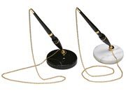 gbc Stiloforo. Base in marmo bianco con catenella e penna a sfera Refill nero. Diametro base 7,5 cm LEB1703B