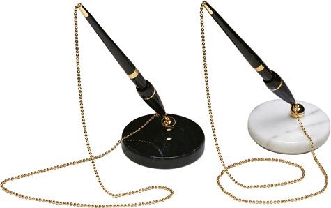 gbc Stiloforo. Base in marmo bianco con catenella e penna a sfera Refill nero. Diametro base 7,5 cm.
