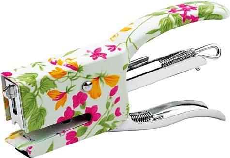 gbc Cucitrice a pinza mini, in metallo stampato, monta il punto 10 cuce fino a 15 fogli. Profondit di cucitura 2,7cm. Fornita con una scatola di 1000 punti colorati. Fantasie assortite.