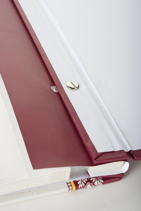 gbc Album foto con 30 cartoncini adesivi + acetato trasparente. Formato 32x33.5cm Possibilit di inserire foto di vari formati. Copertina con soggetto -Fiore giallo-. Rilegatura a viti sepolte rivestite con copertina rigida. Possibilit di aggiungere sino a 30 fogli.