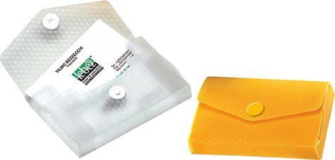 gbc Portabiglietti da visita in polipropilene con chiusura a bottone Formato: 9,5x6x1 cm. Confezione assortita nei colori trasparente, verde, arancio.