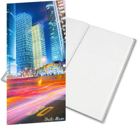 gbc Album foto a tasca per 96 foto. Ogni facciata contiene 3 foto 10x15cm Formato volume 17,5x32,5cm. Copertina con soggetto -urban nightlife-. Copertina in polipropilene flessibile. Fogli porta foto di color bianco.