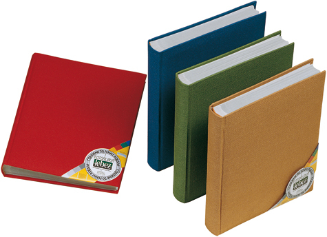 gbc Album foto con 20 cartoncini adesivi + acetato trasparente. Formato 25x30cm Possibilit� di inserire foto di vari formati. Copertina GIALLO OCRA. Rilegatura a libro cartonata rigida in tessuto. Ogni album � inserito in una scatola da regalo.