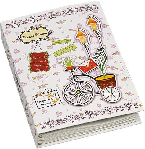 gbc Album foto a tasca per 160 foto. Ogni facciata contiene 2 foto 13x18cm Formato volume 21x28,5cm. Copertine soggetto -Fragance flowers, cuoricini rosa-. Rilegatura cartonata rigida. Ogni album  confezionato in una scatola da regalo.