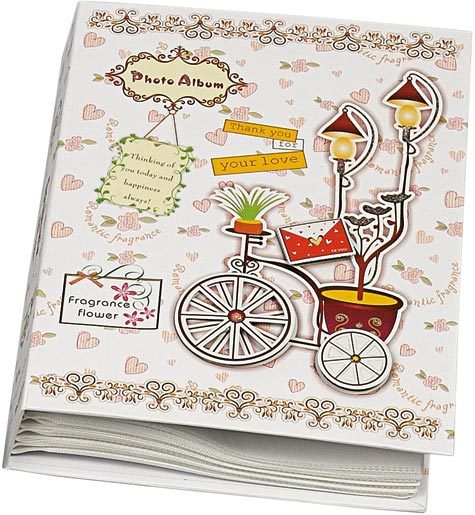 gbc Album foto a tasca per 160 foto. Ogni facciata contiene 2 foto 13x18cm Formato volume 21x28,5cm. Copertine soggetto -Fragance flowers, cuoricini pesca-. Rilegatura cartonata rigida. Ogni album  confezionato in una scatola da regalo.