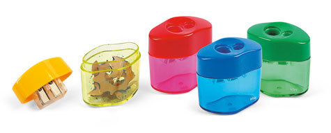 gbc Temperamatite in plastica ad 2 fori corpo contenitore in plastica trasparente, in blister. Colori disponibili: giallo, blu, verde, rosso..