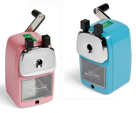 gbc Temperamatite in metallo da tavolo a manovella con corpo in metallo e gancio di fissaggio. Colori disponibili: verde, azzurro, rosa.