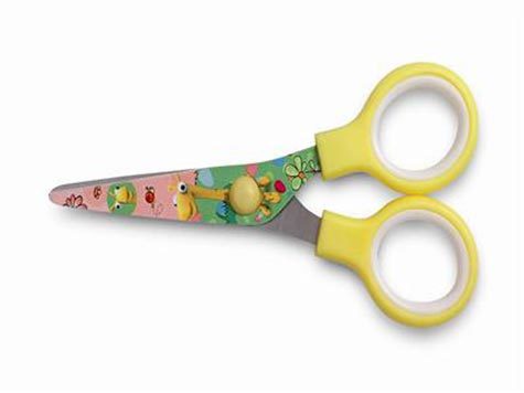 gbc Forbice con lama stampata 13cm, punta arrotondata lama in acciao inox. Impugnatura in gomma, fantasie assortite. Con espositore per 32 forbici.