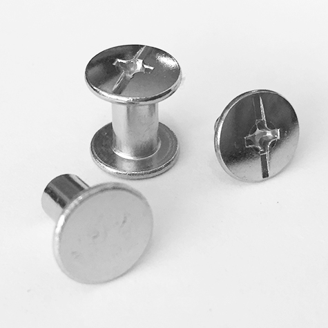gbc Viti sepolte nichelate, lunghezza 8mm lunghezza mm 8, testa diametro 10mm, tubetto diametro 5mm, una testa fissa ed una mobile. La testa mobile ha intaglio a cacciavite e a croce. Per lunghezza, si intende la distanza INTERNA tra le due teste, che corrisponde allo spessore del volume da rilegare.