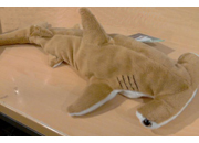 gbc Saccucciolo, astuccio a forma di pesce martello in peluche.