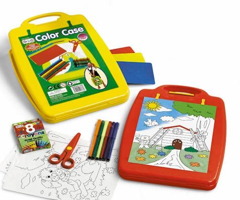 gbc Colori valigetta set dell&rsquo;artista il set � composto da 6 pennarelli, 8 colori a cera, 5 fogli con disegni da colorare, 5 fogli bianchi, 3 stencil, 1 forbice, valigeta in plastica formato 25x35cm.