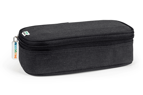 gbc Saccucciolo, astuccio per matite Maxi round  NERO, a forma round, in nylon, formato 24x10x7cm, con patella e tasca interna, tinta unita*.