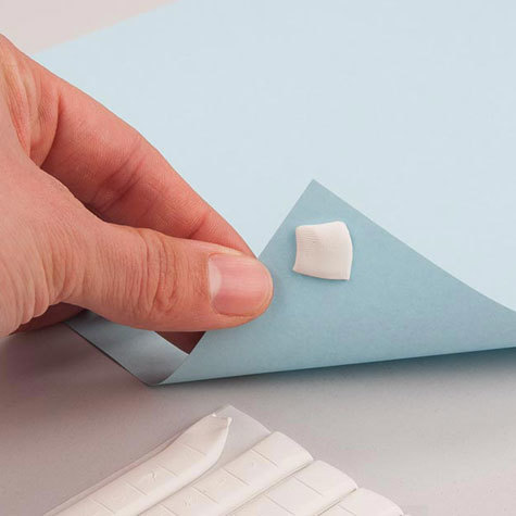 gbc Gommini PosterFix in blister da 52 gommini. Permette di fissare alla parete poster, disegni, cartoline e decorazioni. Riutilizzabile infinite volte, si rimuove senza lasciare tracce. Alternativa ideale a chiodi, puntine e nastri adesivi. MADE IN GERMANY.