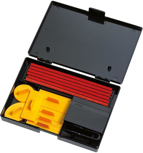 gbc Set per 7timbri FaiDaTe Composto da: 1 cuscinetto inchiostrato, 1 impugnatura, 1 pinzetta, 7 piastrine portatimbri in misure assortite, 405 caratteri altezza 4 mm. Consente di produrre autonomamente 7 timbri.