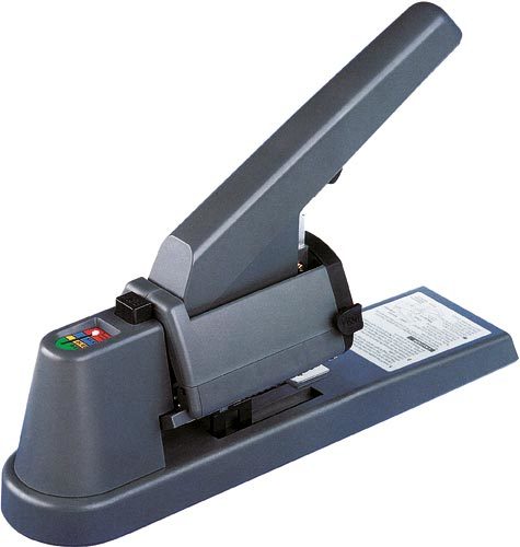 gbc Cucitrice PLUS con 3 caricatori di punti diversi 3 caricatori frontali con 3 misure di punti: 23-6 (da 2 a 25 fogli); 23-10 (da 26 a 65 fogli); 23-15 (da 66 a 130 fogli). 3 guide portapunti autobloccanti da 100 punti ciascuna. Cuce fino a 130 fogli.